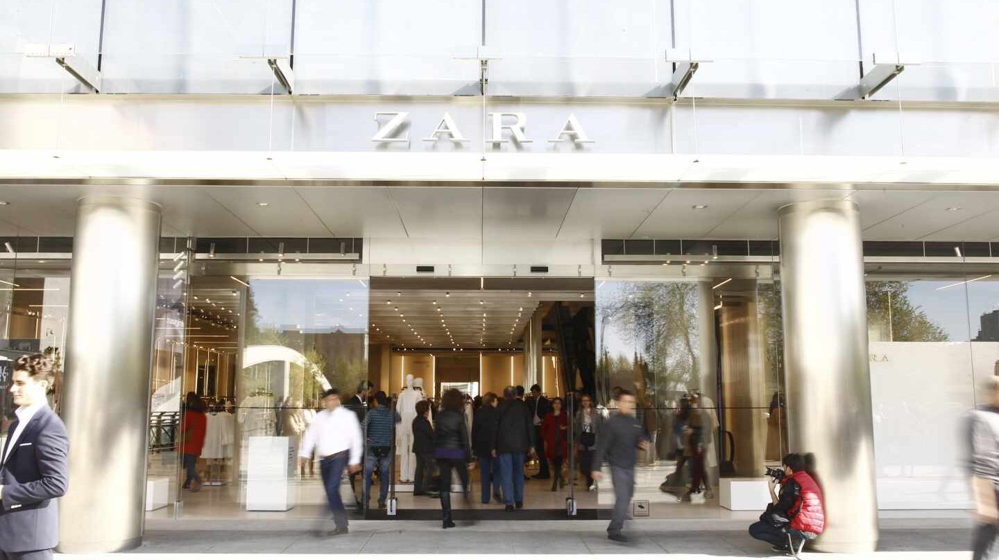 Zara dejará de utilizar bolsas de plástico y las sustituirá por papel reciclado.