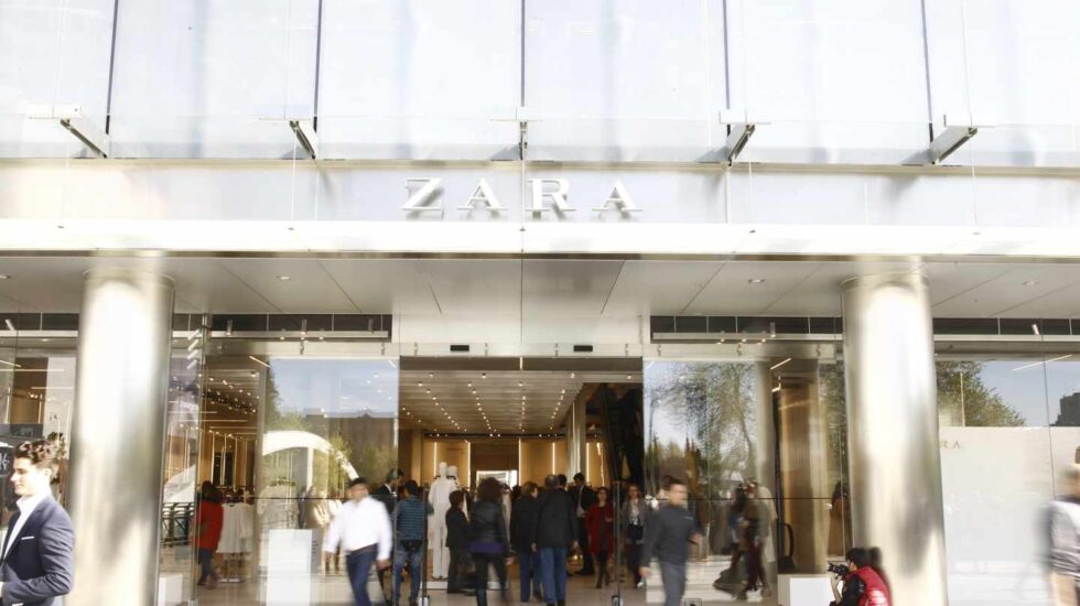 Zara dejará de utilizar bolsas de plástico y las sustituirá por papel reciclado.