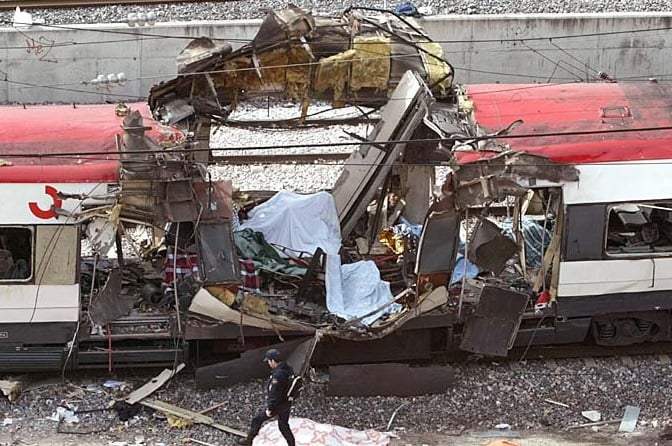 Uno de los trenes del 11-M, hecho un amasijo de hierros.