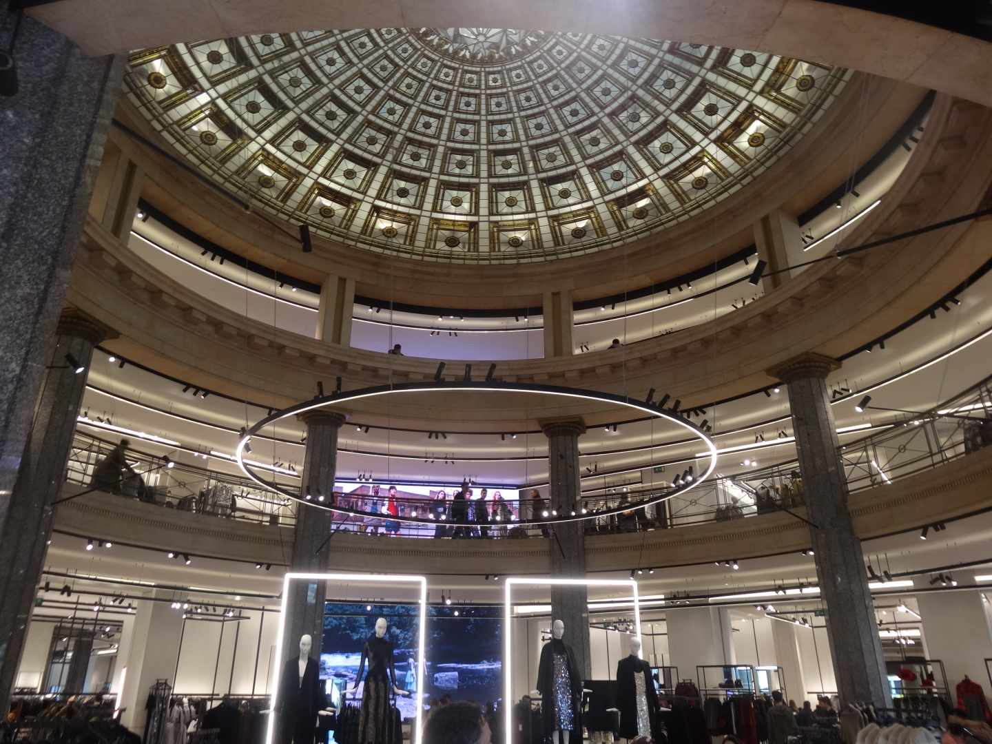 Tienda de Zara en la Plaza de Catalunya.