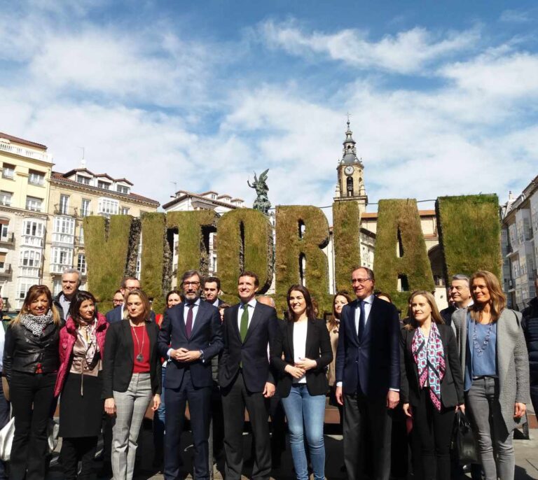 Casado promete bajar los impuestos y un plan para crear empresas en cinco días