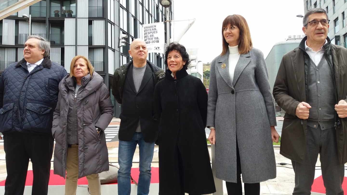 Isabel Celaá, junto al resto de candidatos, durante el acto celebrado en Bilbao.
