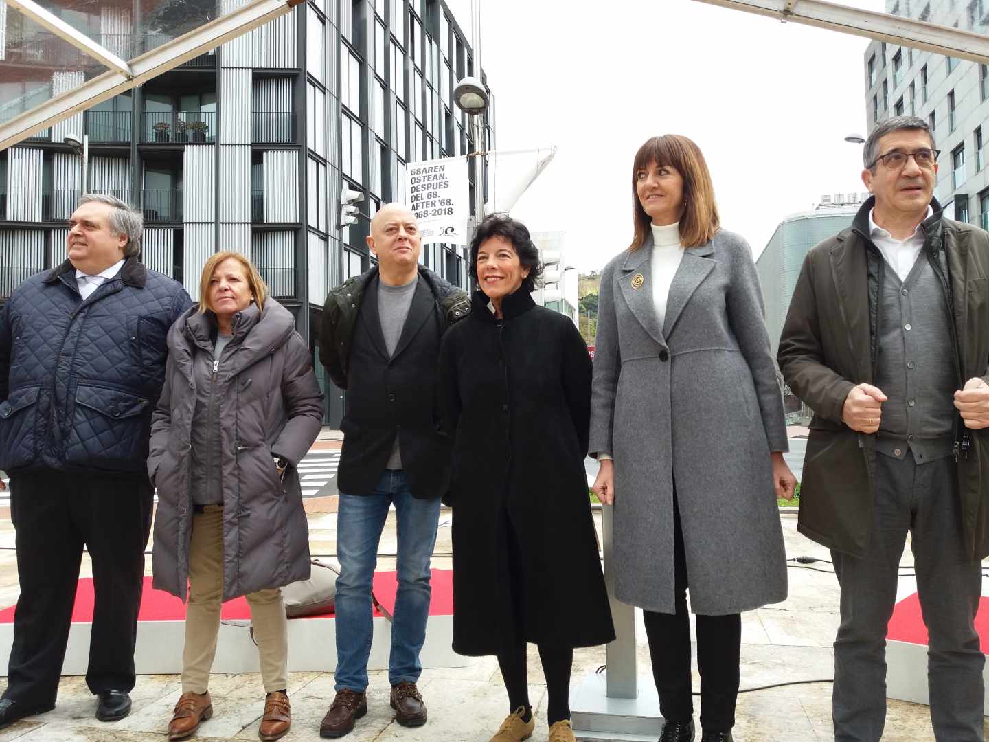 Isabel Celaá, junto al resto de candidatos, durante el acto celebrado en Bilbao.