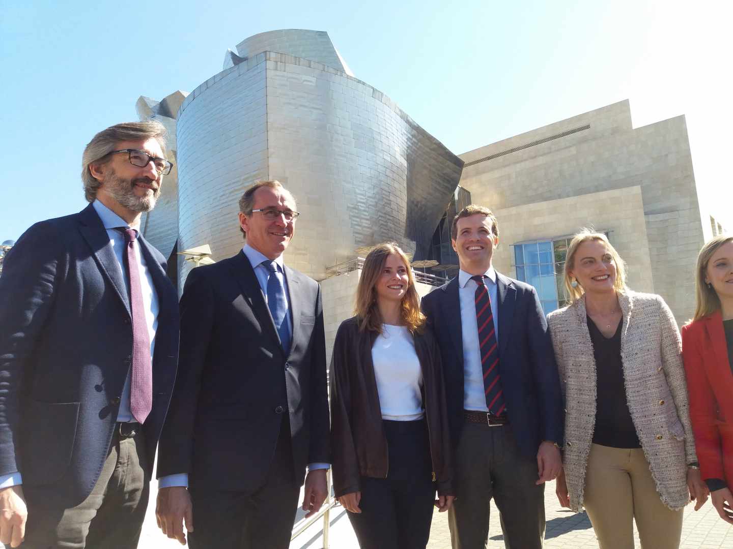 El presidente del PP, junto a los candidatos del PP vasco, durante su visita a Bilbao.