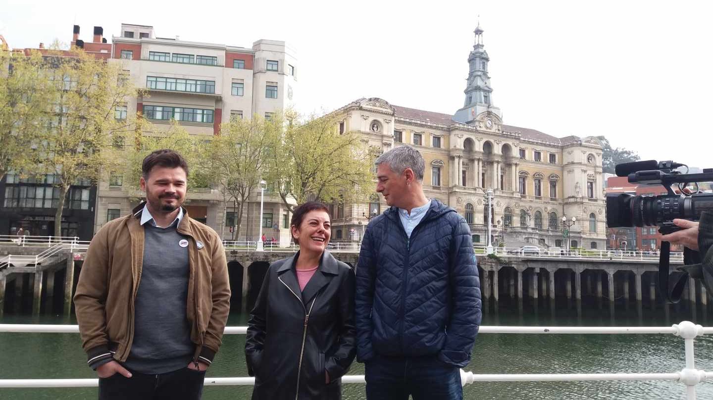 Gabriel Rufián, Mertxe Aizpurua y Óscar Matute durante el acto celebrado hoy en Bilbao.