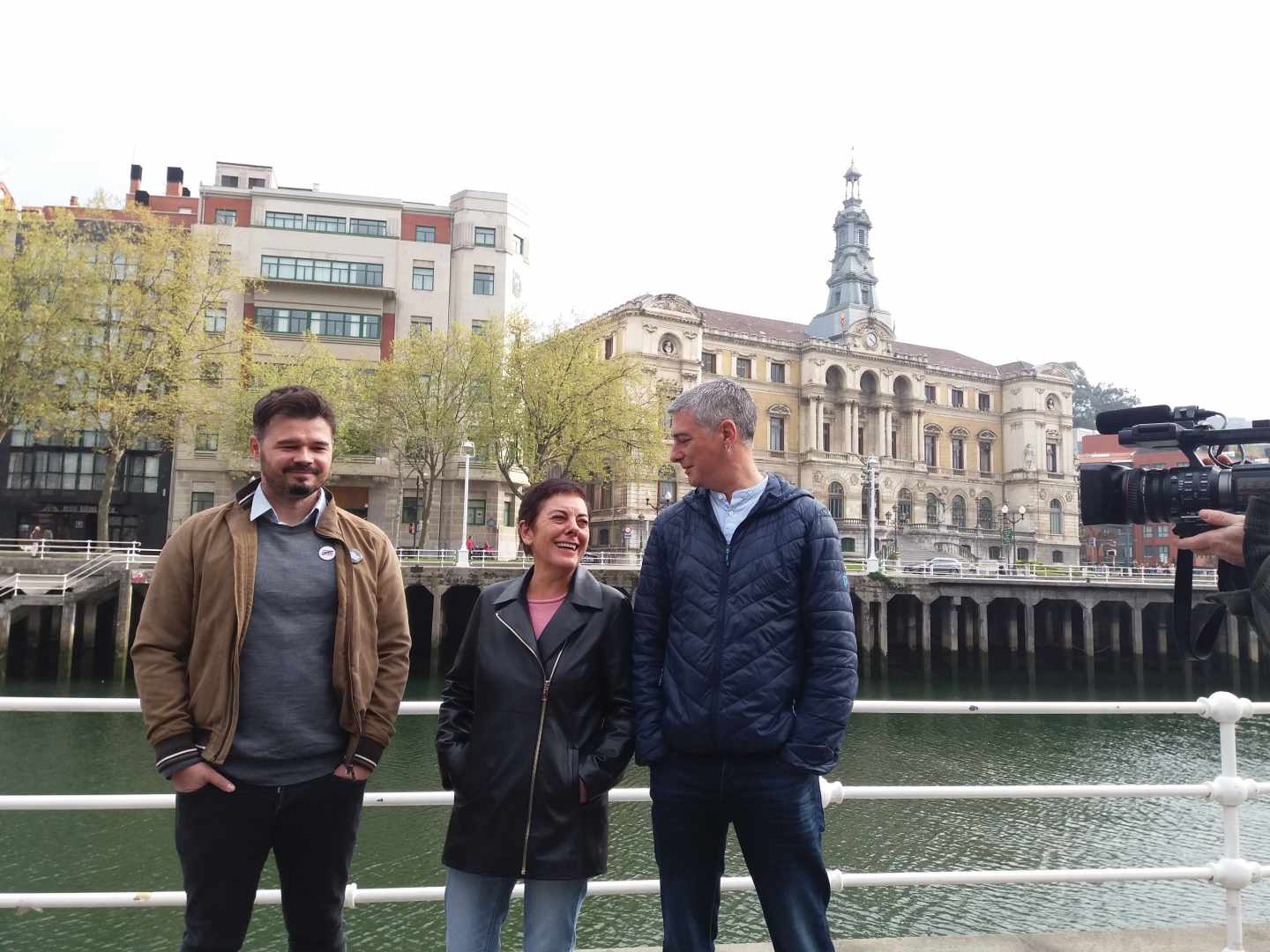 Gabriel Rufián, Mertxe Aizpurua y Óscar Matute durante el acto celebrado hoy en Bilbao.