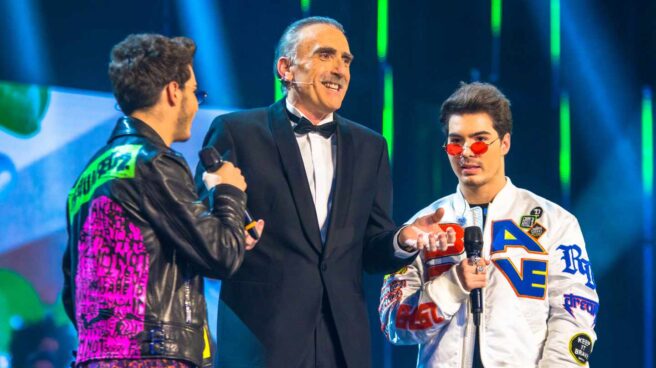 El presentador y empresario almeriense Juan y Medio con el grupo Gemeliers durante la gala del 28-F.