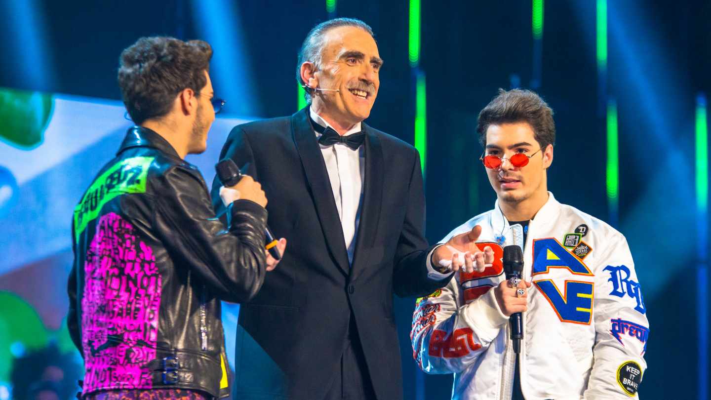 El presentador y empresario almeriense Juan y Medio con el grupo Gemeliers durante la gala del 28-F.