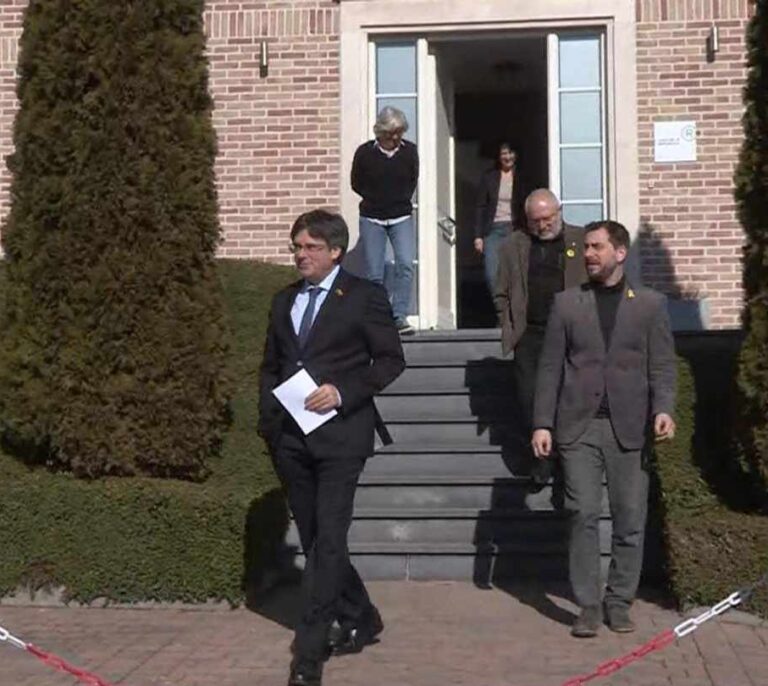 Los mossos que recogieron a Puigdemont en Suecia dicen que fueron a su casa en Waterloo a "montar muebles"