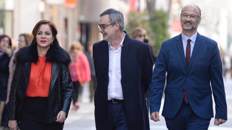 El secretario general de Ciudadanos, José Manuel Villegas (c), junto al líder regional, Luis Fuentes (d), y la ex presidenta de las Cortes, Silvia Clemente.