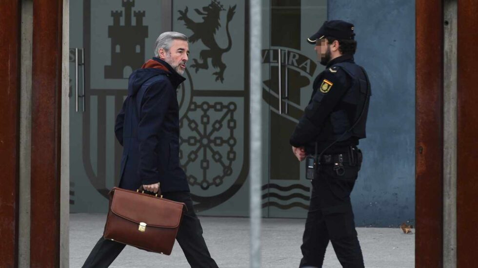 El ex presidente de la Comisión de Auditoría Bankia, Ángel Acebes, llega a la Audiencia.