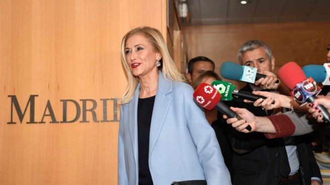 Cifuentes cree que piden su imputación "por haber levantado determinadas alfombras"