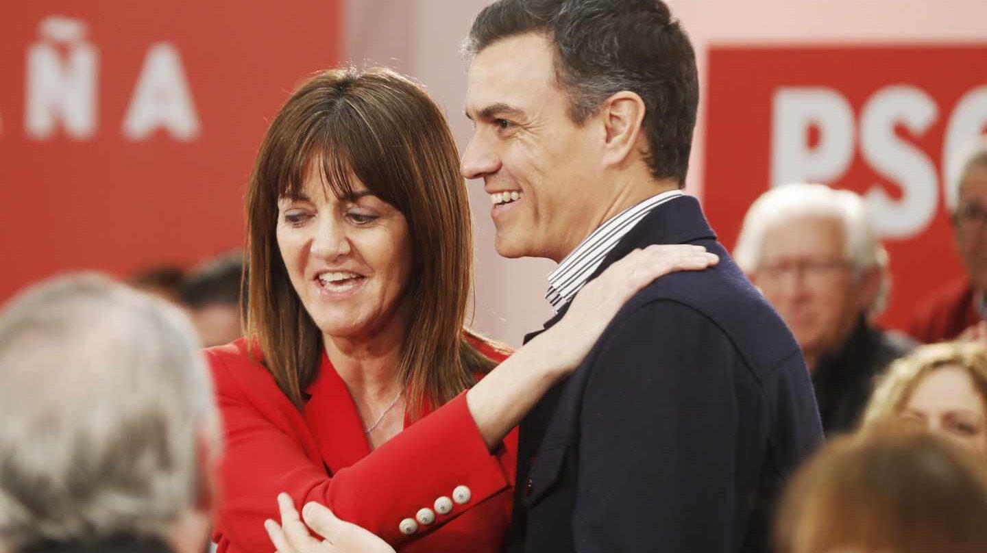 El presidente Pedro Sánchez junto a la secretaria general del PSE, Idoia Mendia durante el mitin en Vitoria.