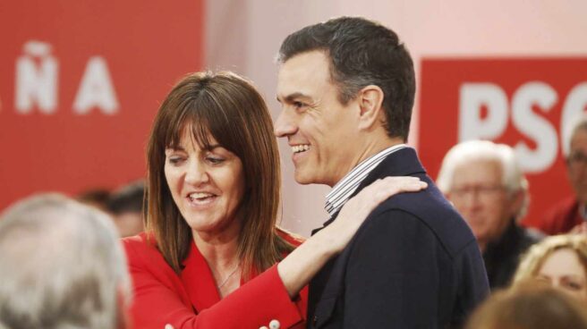 El presidente Pedro Sánchez junto a la secretaria general del PSE, Idoia Mendia durante el mitin en Vitoria.