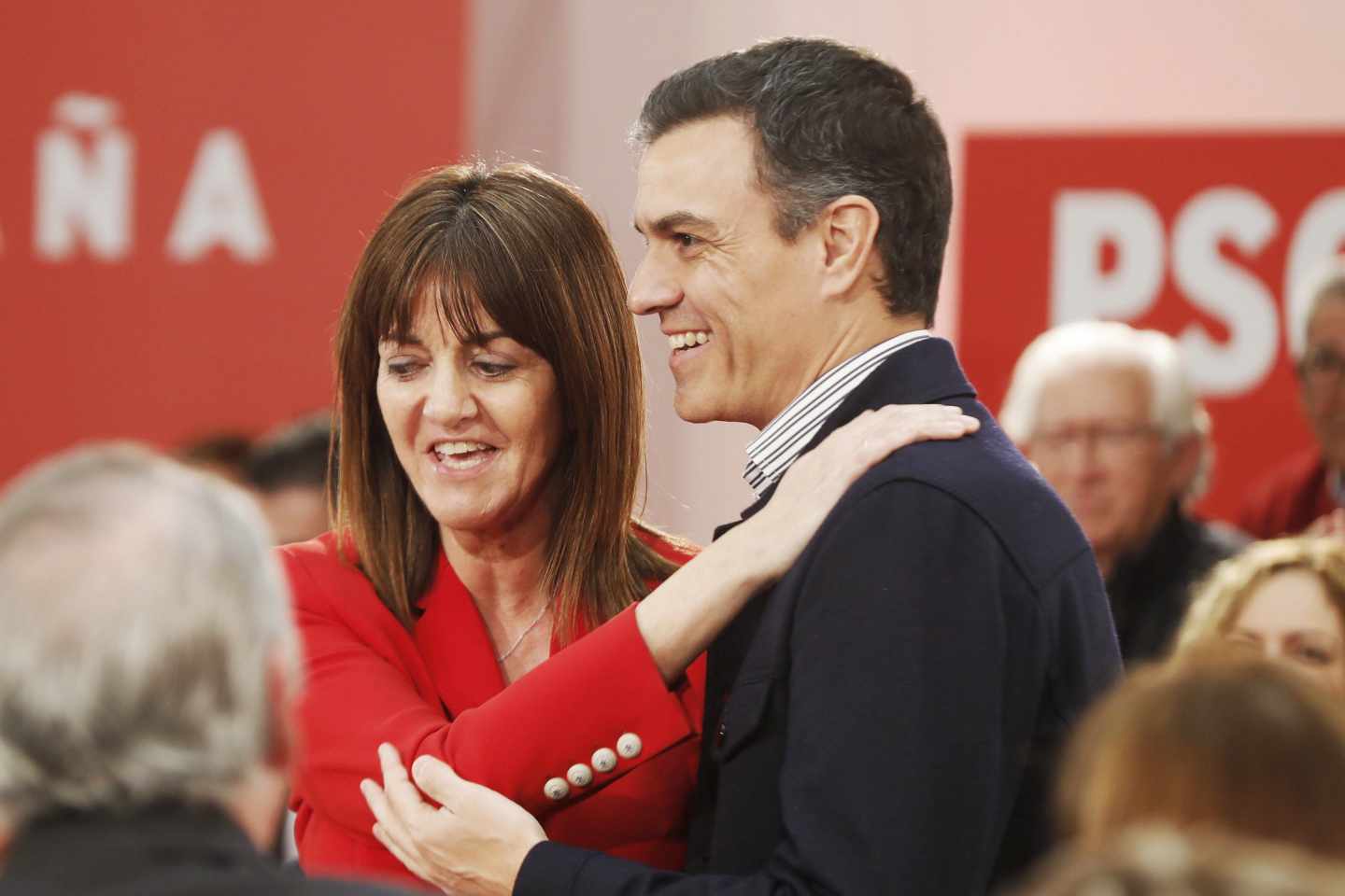 El presidente Pedro Sánchez junto a la secretaria general del PSE, Idoia Mendia durante el mitin en Vitoria.