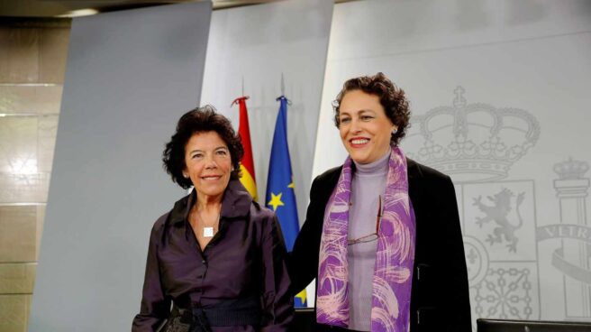 La portavoz del Gobierno, Isabel Celaá, y la ministra de Trabajo, Magdalena Valerio.