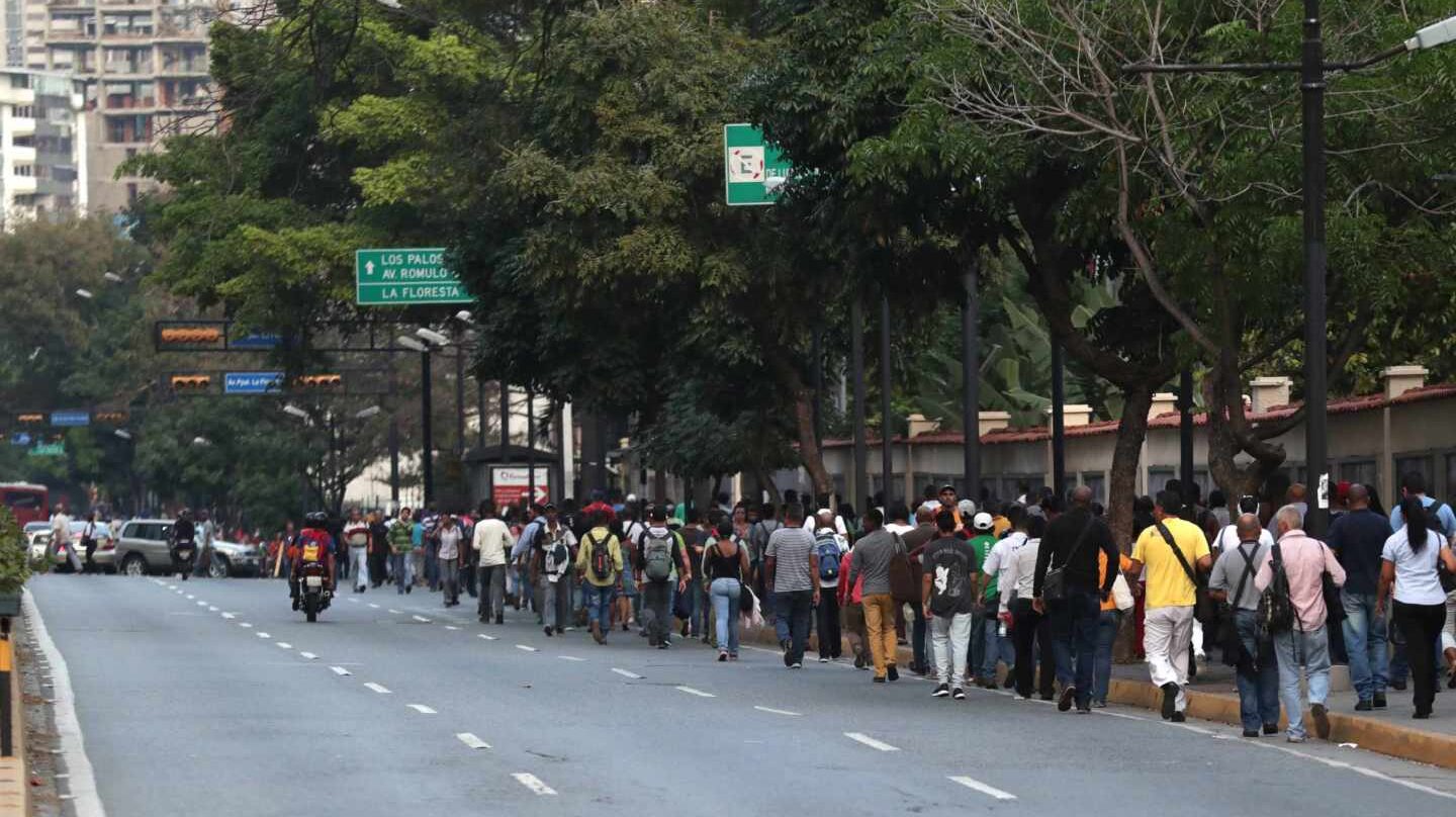 Los venezolanos se trasladan caminando en Caracas por el apagón.