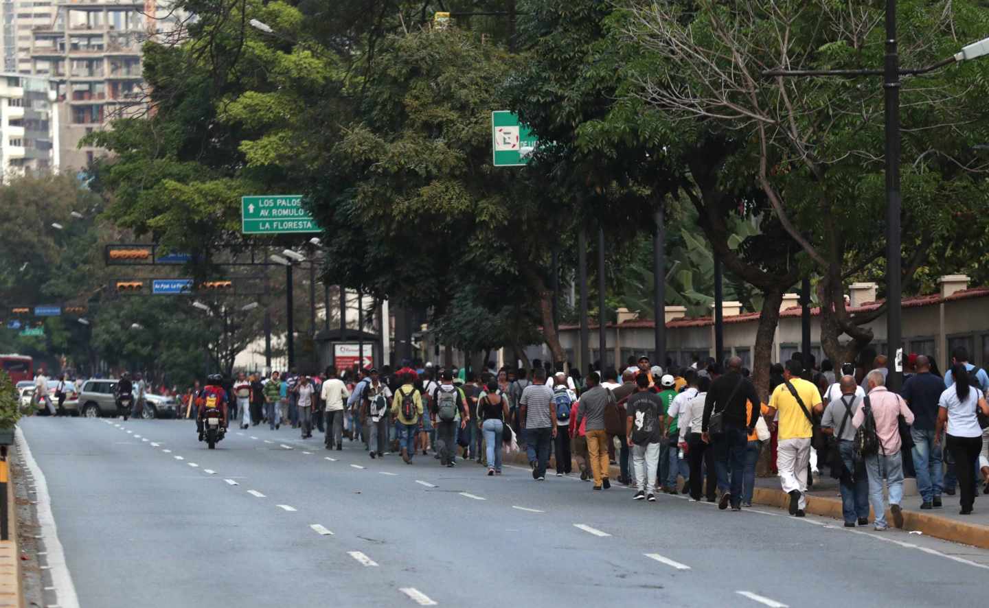 Los venezolanos se trasladan caminando en Caracas por el apagón.