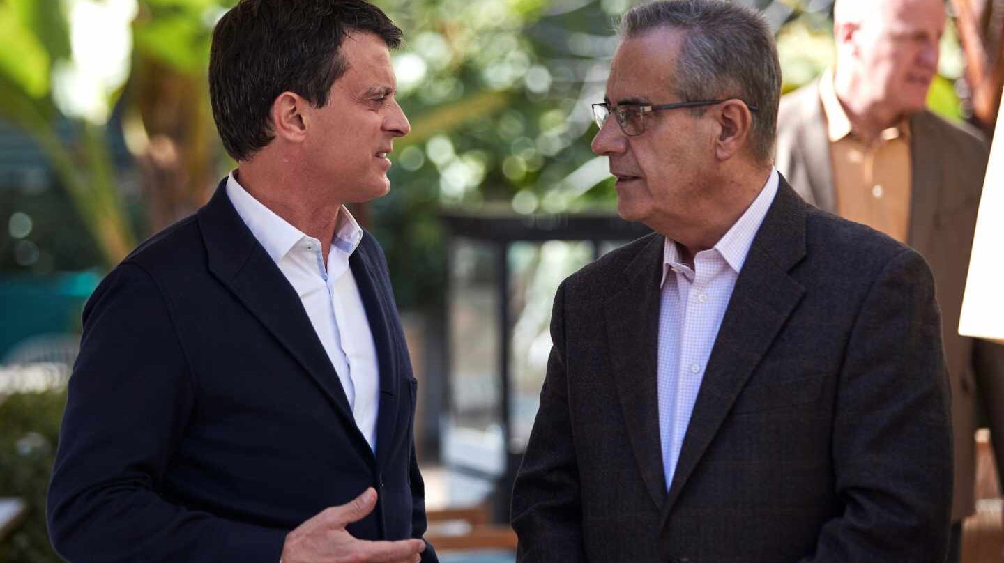 Manuel Valls charla con Celestino Corbacho.