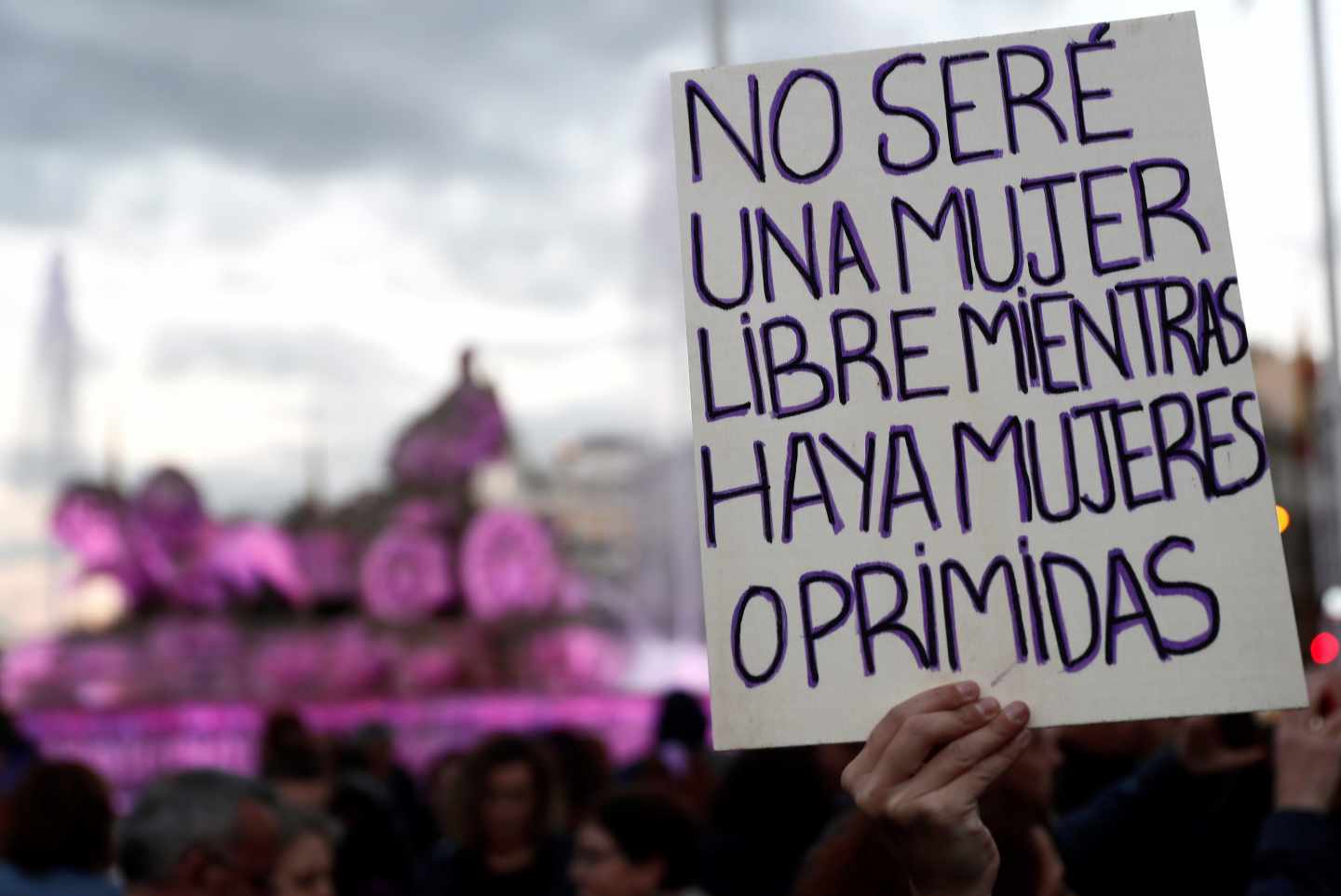 Una manifestación enfrenta a abolicionistas y a defensoras de las prostitutas en Barcelona