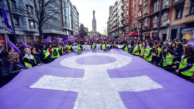 Marcha feminista en Bilbao. Símbolo feminista morado en una manifestación del 8M por el Día Internacional de la Mujer