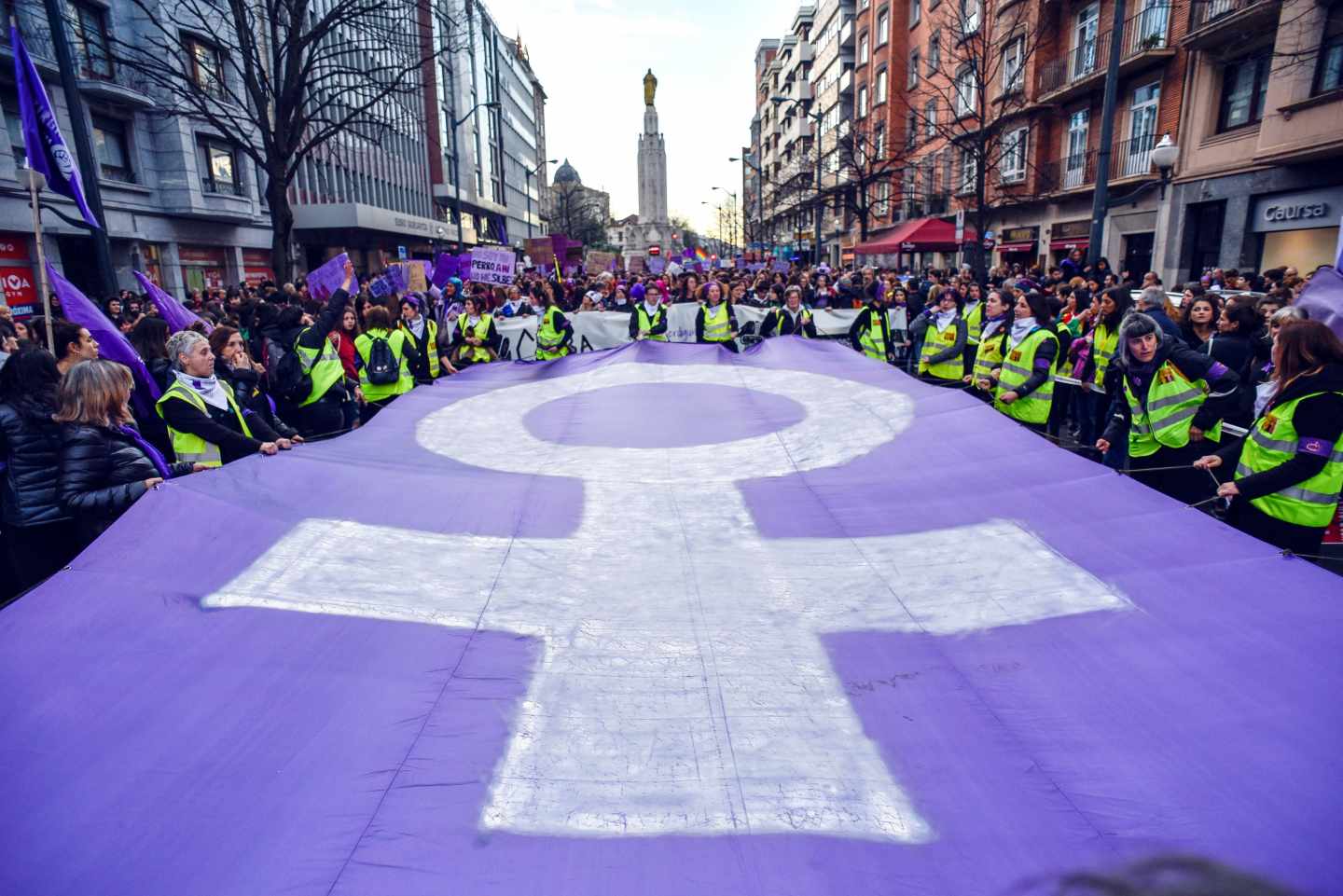 Símbolo feminista morado en una manifestación del 8M por el Día Internacional de la Mujer
