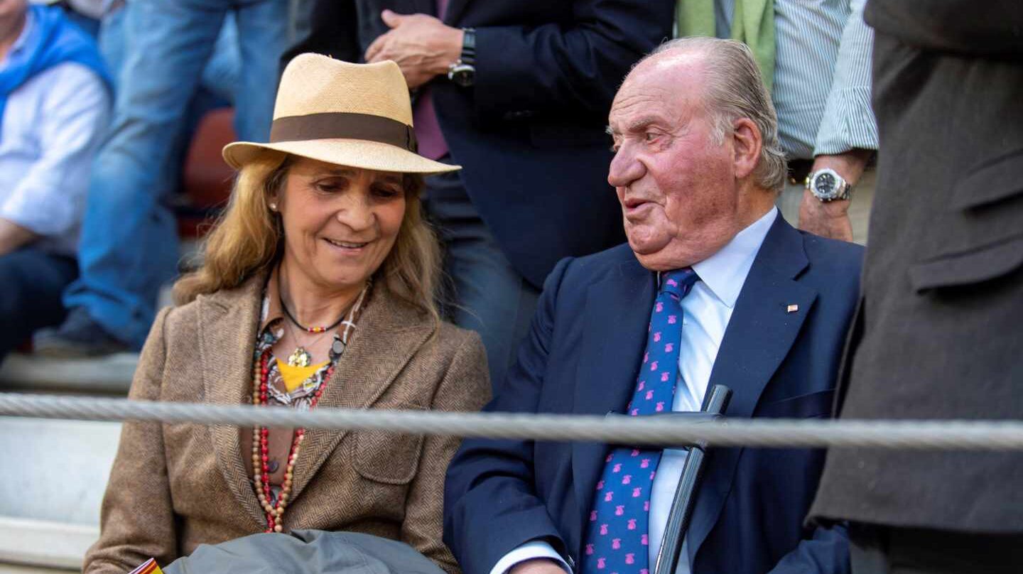 La infanta Elena y el rey Juan Carlos, en los toros en Illescas.
