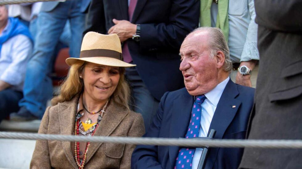 La infanta Elena y el rey Juan Carlos, en los toros en Illescas.