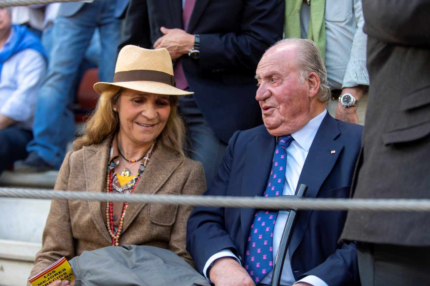 La infanta Elena y el rey Juan Carlos, en los toros en Illescas.