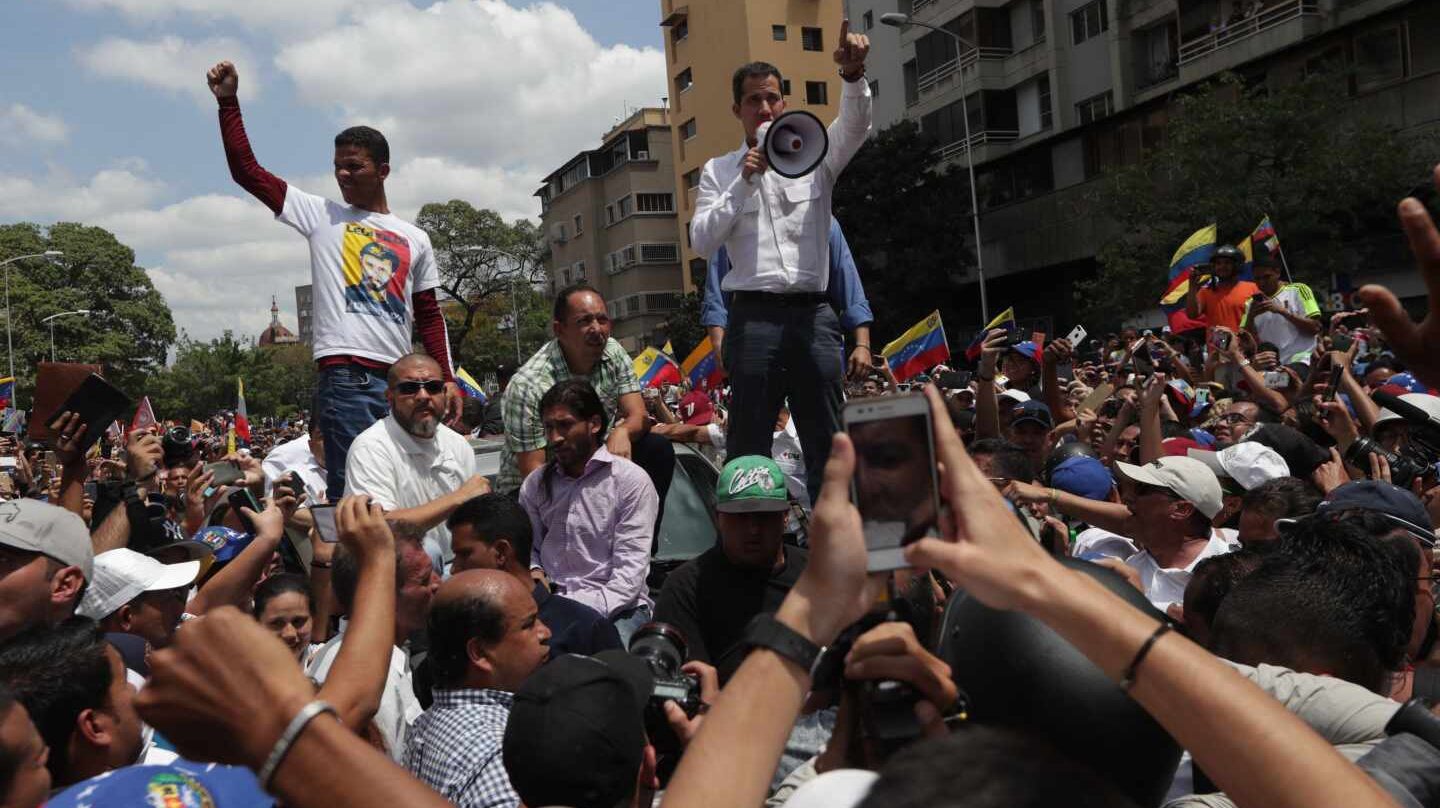 El líder del Parlamento, Juan Guaidó (c), habla a sus simpatizantes durante la manifestación de este sábado en Caracas (Venezuela).