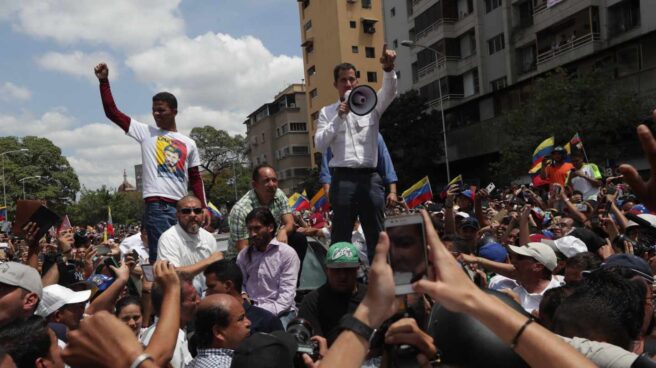 El líder del Parlamento, Juan Guaidó (c), habla a sus simpatizantes durante la manifestación de este sábado en Caracas (Venezuela).