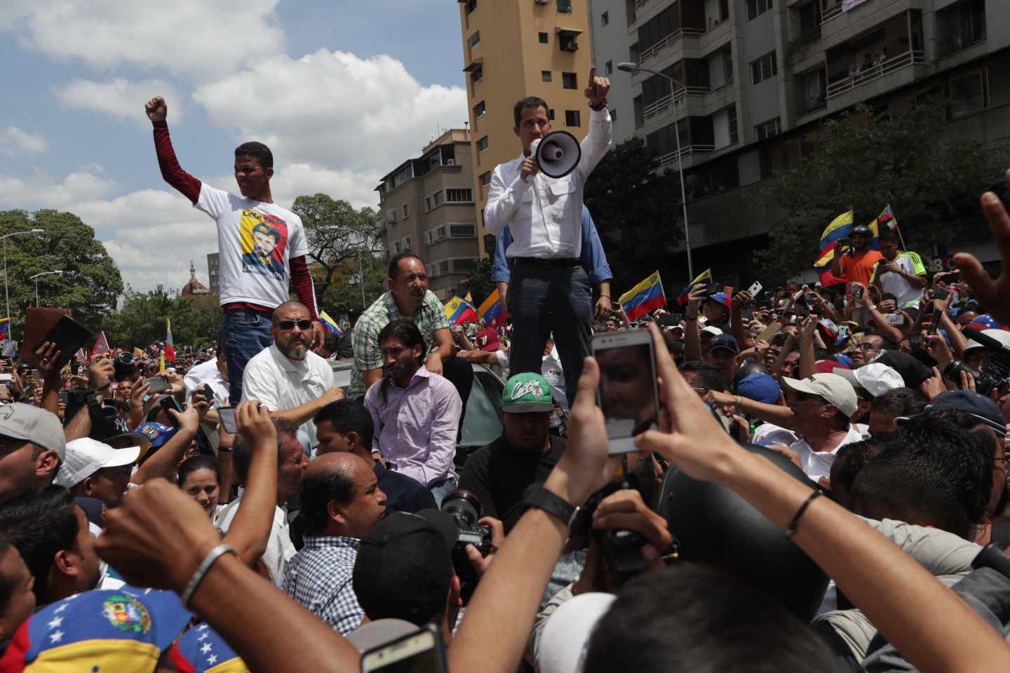 El líder del Parlamento, Juan Guaidó (c), habla a sus simpatizantes durante la manifestación de este sábado en Caracas (Venezuela).