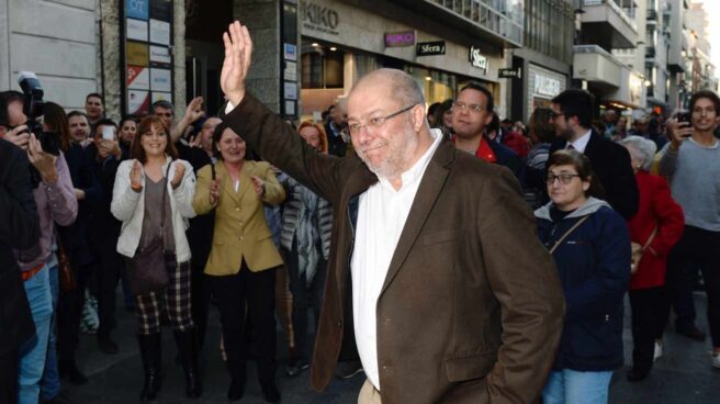Francisco Igea recibe los aplausos de los simpatizantes de Ciudadanos.