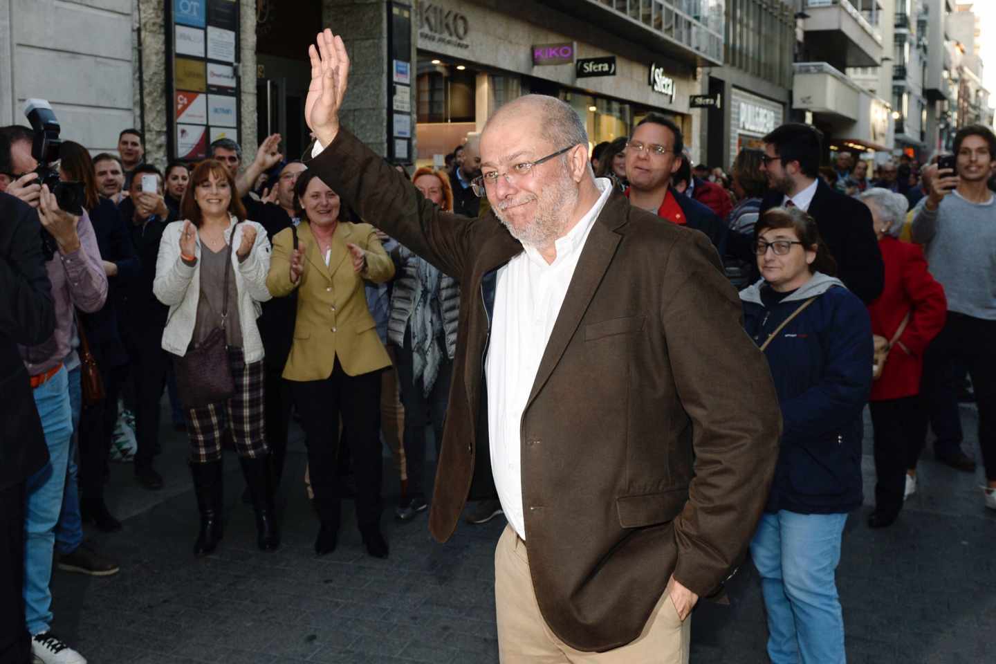 Francisco Igea recibe los aplausos de los simpatizantes de Ciudadanos.