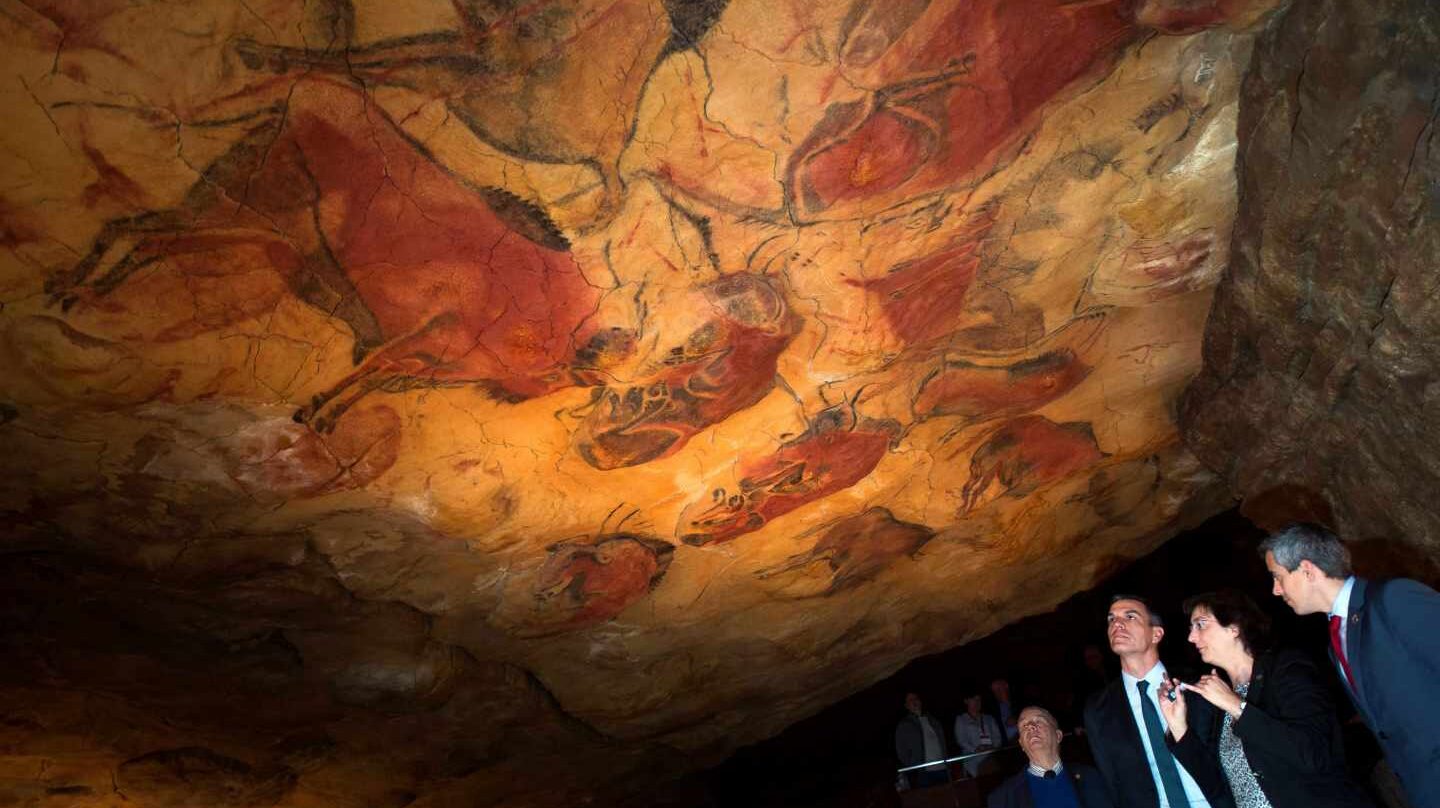 Pedro Sánchez, en las cuevas de Altamira.
