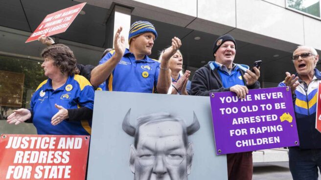 Un grupo de personas se manifiesta contra George Pell en el exterior de la Corte del Condado en Melbourne (Australia).