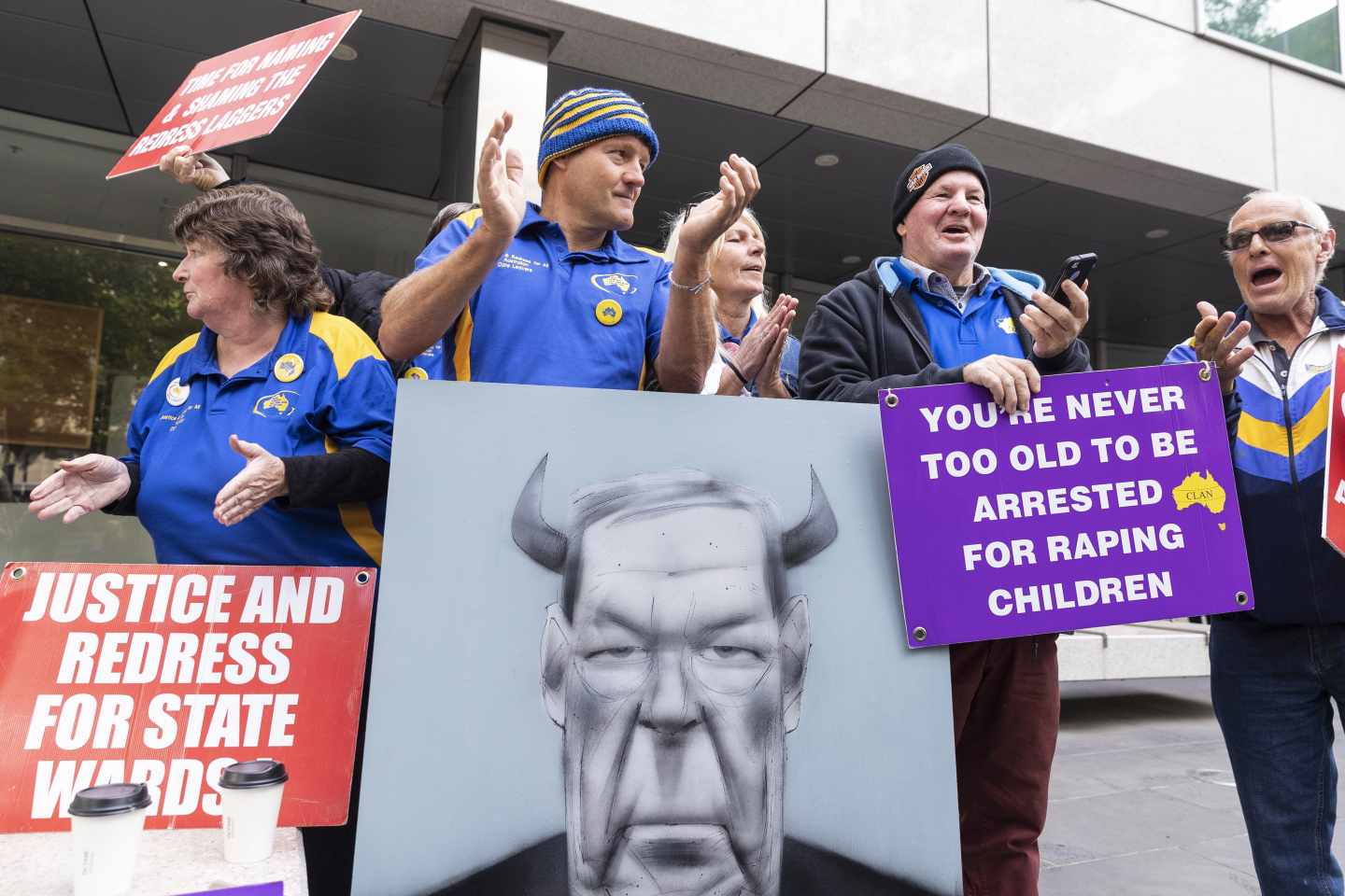 Un grupo de personas se manifiesta contra George Pell en el exterior de la Corte del Condado en Melbourne (Australia).