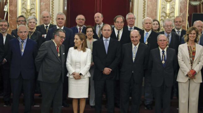 Victoria Prego, entre los miembros premiados del Consejo Asesor para el 40 Aniversario de la Constitución.