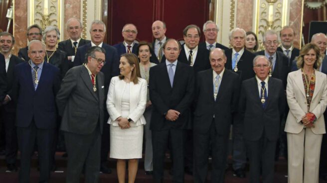 Victoria Prego recibe la medalla del Congreso por el 40º aniversario de la Constitución