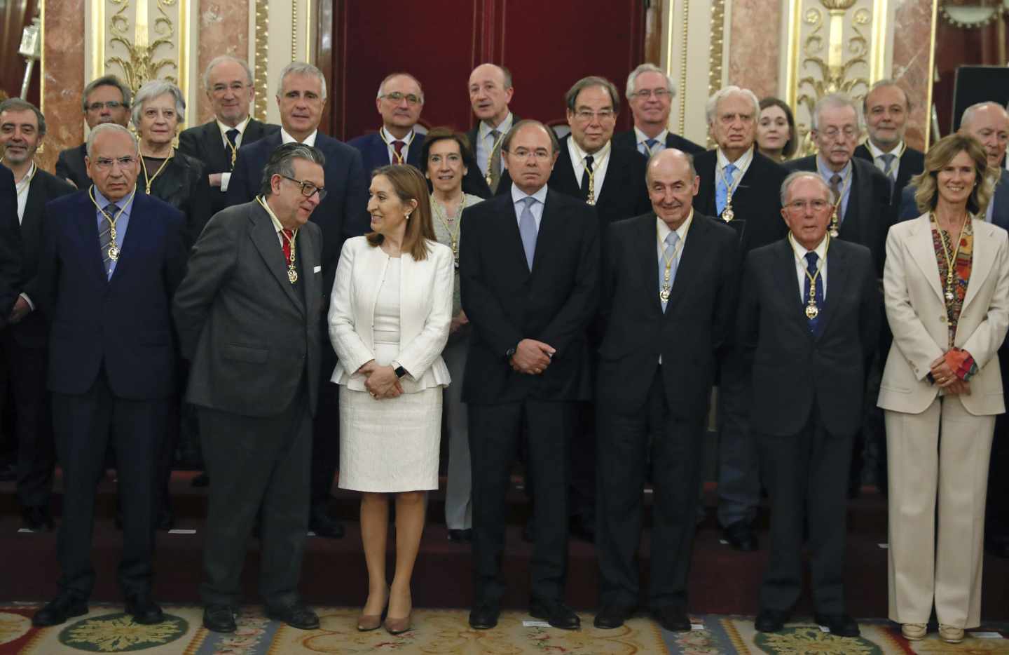 Victoria Prego, entre los miembros premiados del Consejo Asesor para el 40 Aniversario de la Constitución.