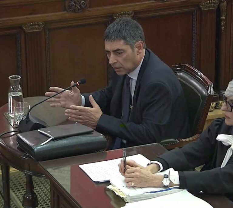 Trapero ajusta cuentas con el ex conseller Forn: un "político irresponsable" con el 1-O