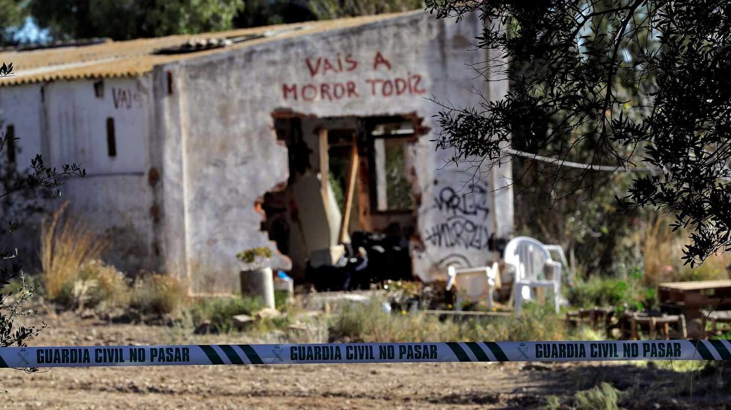 Caseta con la inscripción "vais a morir todos" en la que residían los detenidos ilegalmente con sus dos hijos.