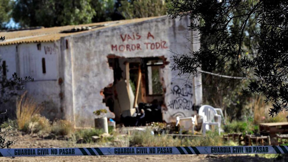 Caseta con la inscripción "vais a morir todos" en la que residían los detenidos ilegalmente con sus dos hijos.