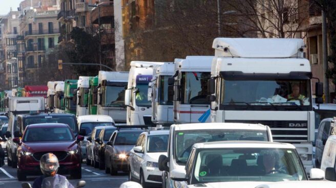 Los transportistas de Barcelona bloquean las calles con una marcha lenta hacia el puerto