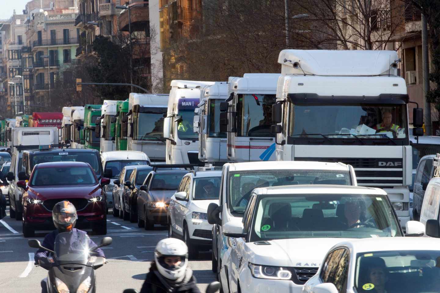 Los transportistas de Barcelona bloquean las calles con una marcha lenta hacia el puerto