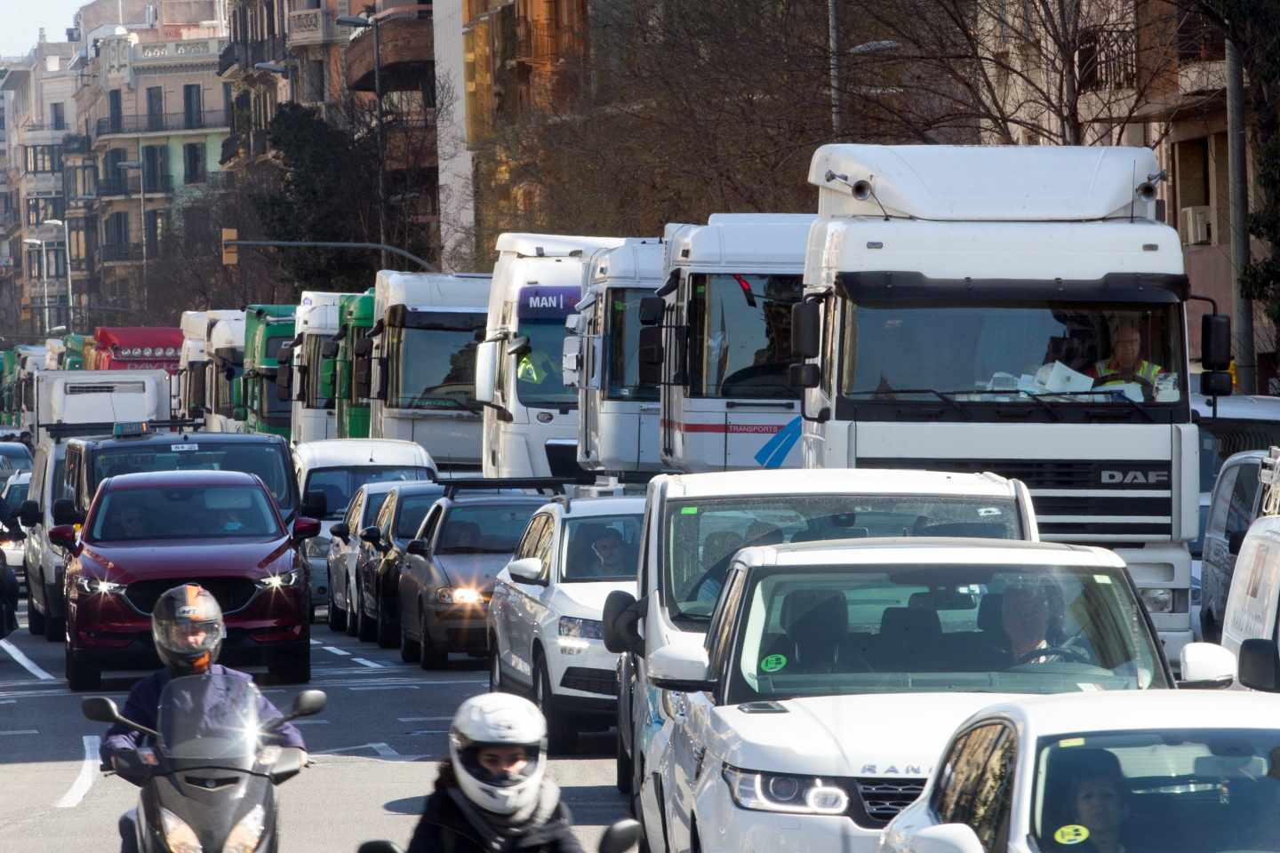 Los camioneros alertan de que un Brexit sin acuerdo creará colas de 1.000 kilómetros en las fronteras