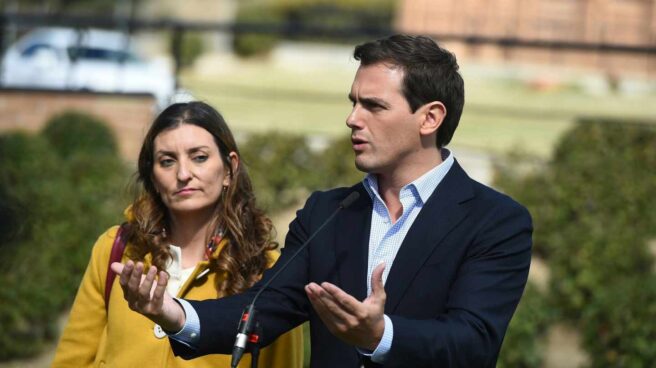 El líder de Ciudadanos, Albert Rivera, junto a Sara Giménez en la Fundación Onde del Pero Guía.