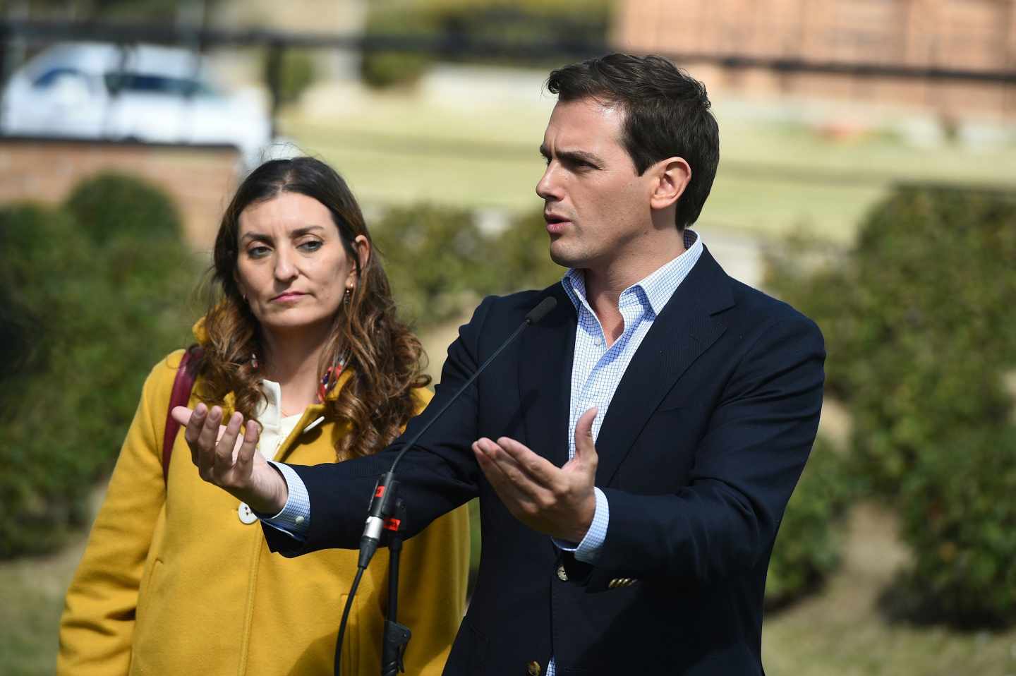 El líder de Ciudadanos, Albert Rivera, junto a Sara Giménez en la Fundación Onde del Pero Guía.