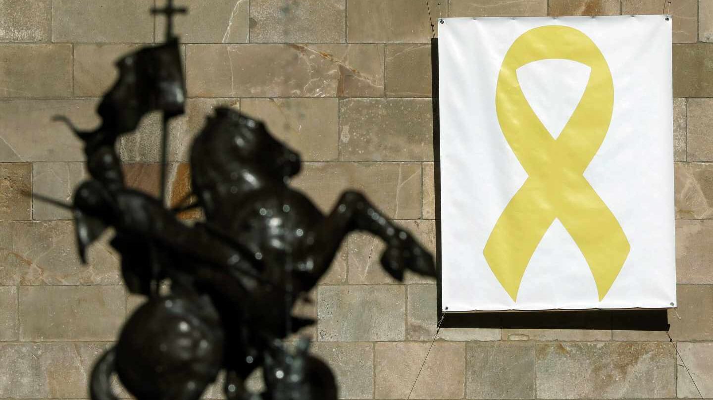 Vista del lazo amarillo colocado en el Pati dels Tarongers del Palau de la Generalitat.