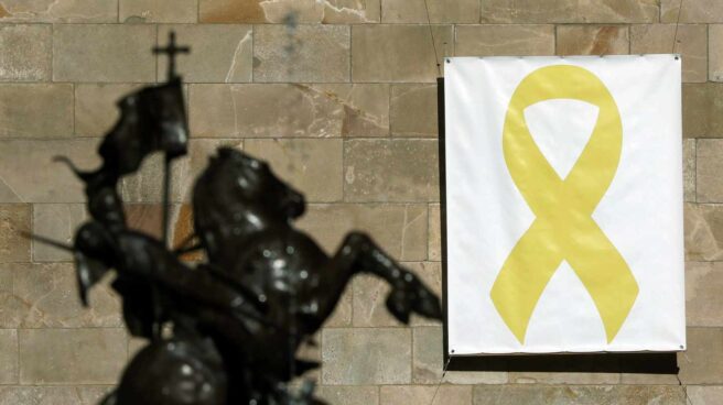 Vista del lazo amarillo colocado en el Pati dels Tarongers del Palau de la Generalitat.